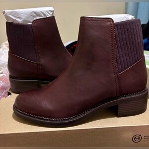 ❤️NWT Clarks Women's Beautiful Bordeaux Leather Ankle Boots Sz. 7 1/2 M